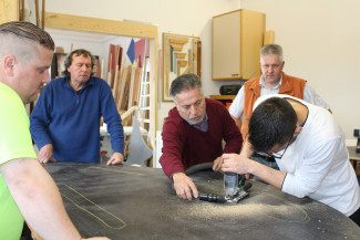 Sägearbeiten in der Seniorenwerkstatt der Generationenbrücke Linden