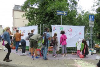 Kunstaktion "Gesichter für ein friedliches Miteinander" - beim Malen