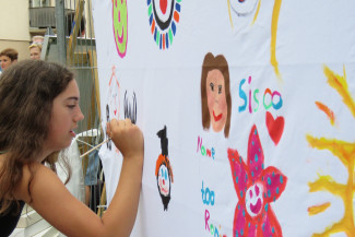 Kunstaktion "Gesichter für ein friedliches Miteinander" - Jugendliche beim Malen