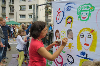 Kunstaktion "Gesichter für ein friedliches Miteinander" - beim Malen