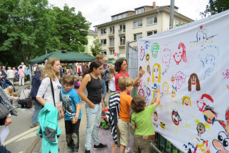 Kunstaktion "Gesichter für ein friedliches Miteinander" - beim Malen