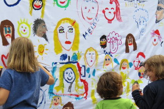 Kunstaktion "Gesichter für ein friedliches Miteinander" - Kinder beim Malen