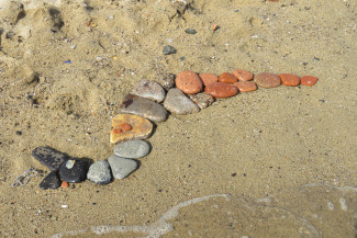 Steinschlange am Strand, Barcelona