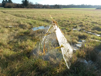 Eis-Tipi aus dünnen Eisscheiben gebaut