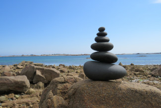 schwarzer Turm am Meer, Bretagne