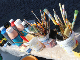 Pinsel und Farben stehen bereit