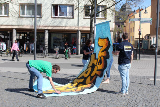 Stadtgestalten - Banner wird aufgehängt