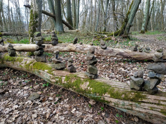 kleine Steinskulpturen am Hangelstein
