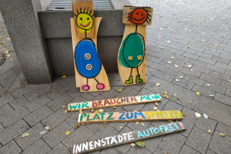 Wir brauchen mehr Platz zum Spielen - Holz-Installation am Park(ing) Day