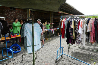 Kleidertausch beim Frühlingsmarkt in den Hardtgärten