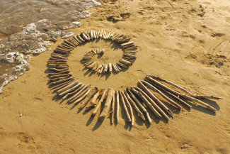 Holzspirale am Strand von Swansea