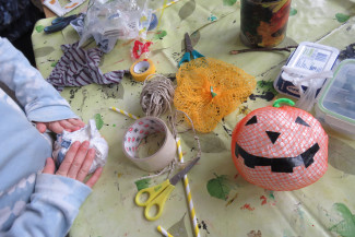 Beim Ferienprojekt Justus-Kids wird ein Kürbisball gebaut