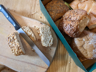 Altes Brot wird zerkleinert