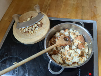 Altes Brot wird angebraten