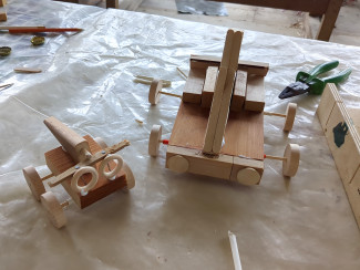 Holzfahrzeuge beim Workshop in den Hardtgärten 