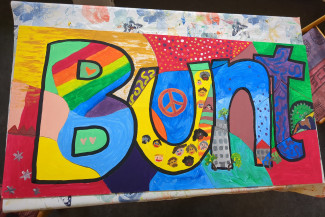 "bunt" als unbemaltes Puzzle