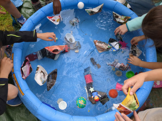 Experimente im Planschbecken - was schwimmt?