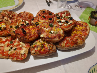 Pizza-Brötchen aus altbackenen Brötchen