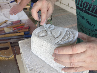 Arbeit an der Skulptur "Zähne zeigen"