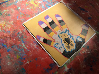 Die Kinder bemalen die Fliesen