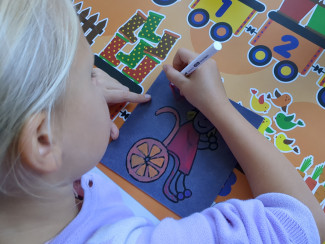 Die Kinder bemalen die Fliesen