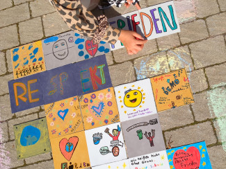 Die Fliesen werden auf dem Schulhof ausgelegt