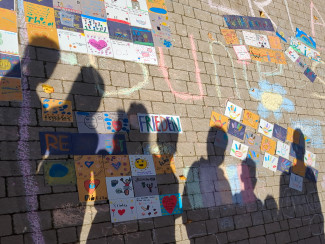 Die Fliesen werden auf dem Schulhof ausgelegt