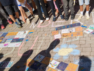 Die Fliesen werden auf dem Schulhof ausgelegt 