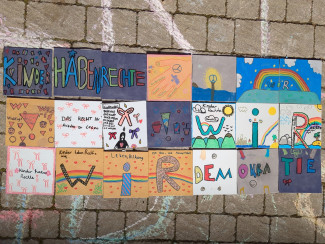 Die Fliesen werden auf dem Schulhof ausgelegt 