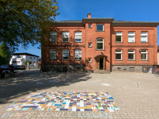 Das fertige Mosaik aus ca. 400 Fliesen