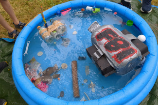 Boote aus Recyclingmaterial werden im Planschbecken ausprobiert