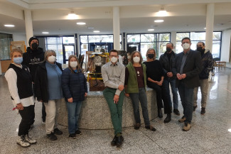 Gruppe mit Landrätin Anita Schneider bei der Ausstellungseröffnung 