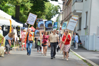 Umzug über das Festivalgelände