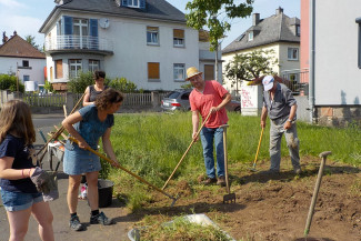 Beim Abtragen der Grasnarbe