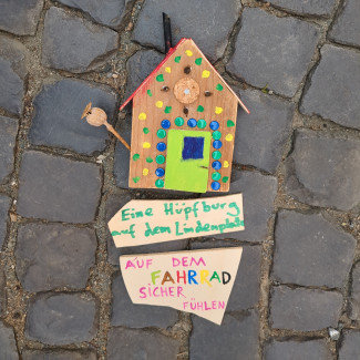 Gestaltetes Haus: Eine Hüpfburg auf den Lindenplatz - Auf dem Fahrrad sicher fühlen