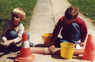 Kinder spielen Baustelle