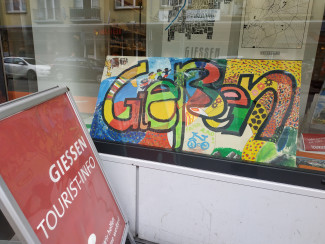 STADTGESTALTEN - Wort-Puzzle Gießen im Schaufenster der Tourist-Information