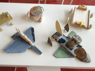 Holz Fahrzeuge und Flugzeuge beim Jusutskids-Ferienprojekt