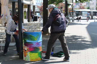 Aufbau der Tonnen vor den Geschäften