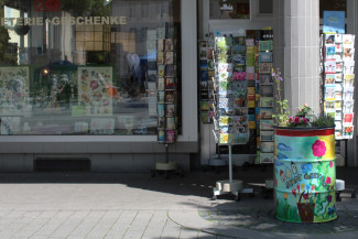 Pflanztonne vor Punkt und Strich