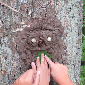 Kinder modellieren Baumgeist