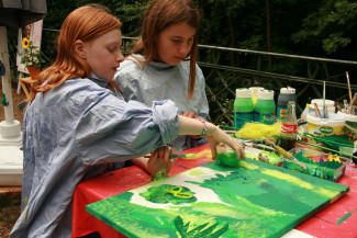 Fluss mit Flair 2013: Kinder beim Malen eines Bildes in grün