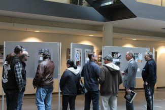 Gruppe besichtigt Fotoausstellung im Rathaus 