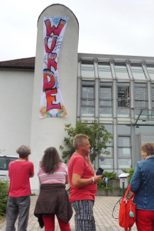 Präsentation des Banners vor Gästen