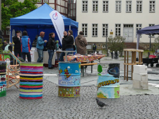 STADTGESTALTEN - Bemalen von bunten Pflanztonnen