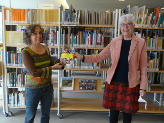 Stadträtin Gerda Weigel-Greilich und Martina Bodenmüller stellen das Streuobstkochbuch in der Stadtbibliothek vor