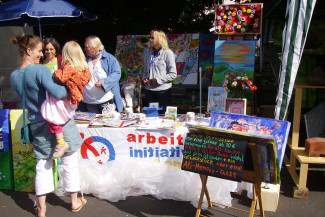 Gespräch am Stand der Arbeitsloseninitiative