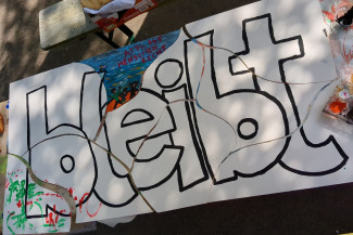 "bleibt" als bemaltes Puzzle