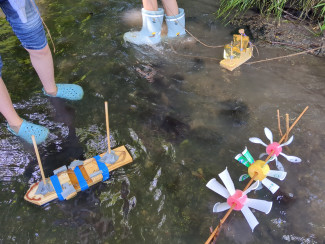 Mit Booten und Wasserrädern am Bach