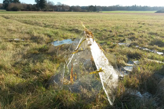 Eis-Tipi mit Kindern und Erwachsenen gebaut